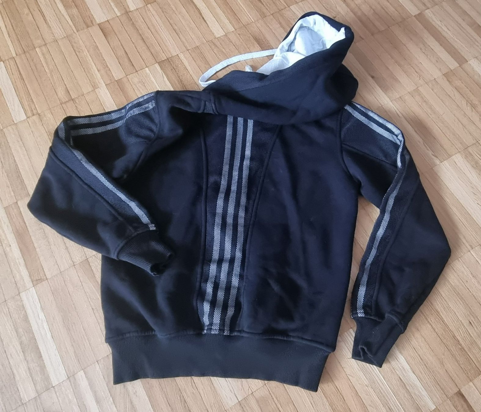 Lotti & Set di vestiti: 1 Sport-Jacke/-Pullover + 2 Shirts - Gr. S – Usato da Neftenbach venduto da DanielaS01020304 3