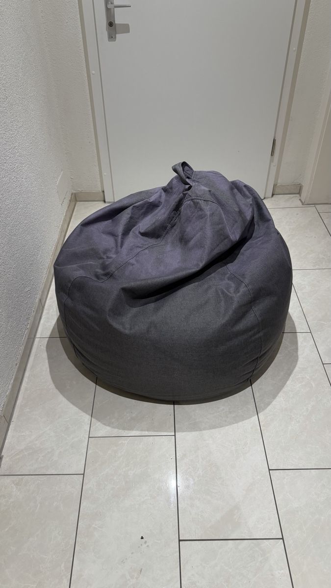 Liegen & Liegestühle: Large Comfortable Bean Bag – Grey – Gebraucht aus Zürich von put_yyy2