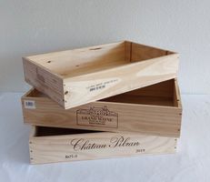 Drei flache Weinkisten als Aufbewahrungsboxen oder zur Deko