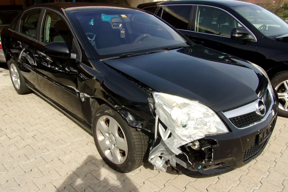 Opel Vectra C19TDH mit Frontschaden