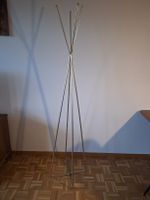 Stilvoller Garderobenständer im minimalistischen Design