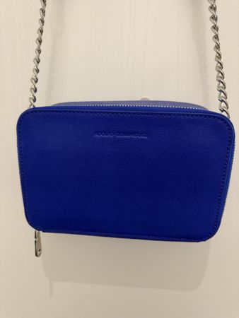 Umhängetasche Adolfo Dominguez blau mit Kettendetail