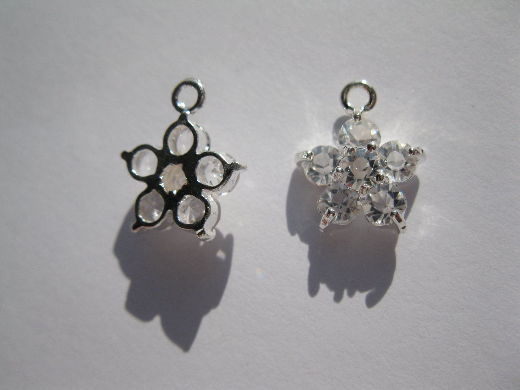 Perle (finte): Anhänger Blume, versilbert mit Strass – Nuovo e nell'imballaggio originale da St. Margarethen TG venduto da LuanaKa 1