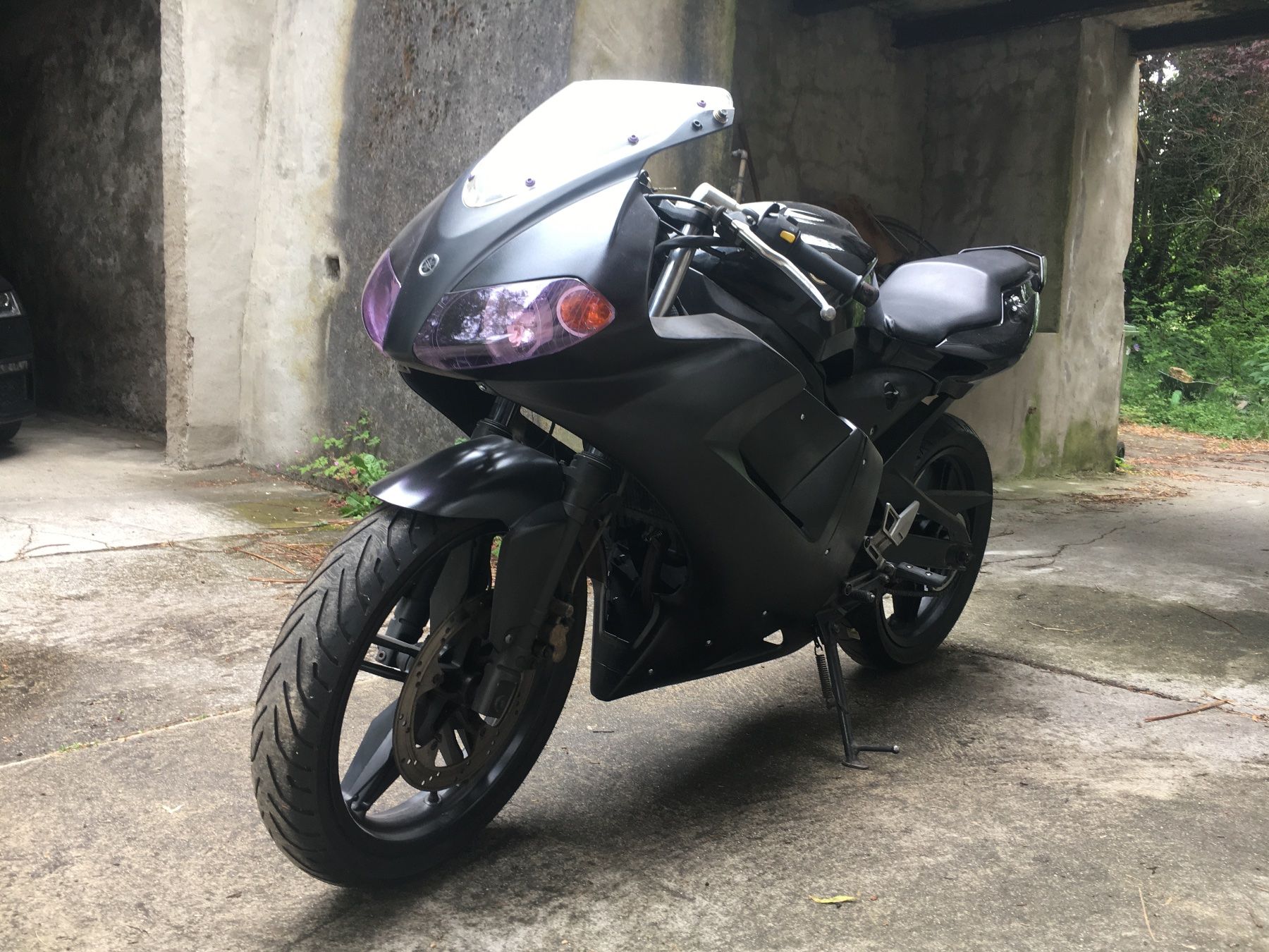 Yamaha Strada: Yamaha Tzr 50 + 1 châssis et plaind de pièces – Usato da Boudevilliers venduto da boost98