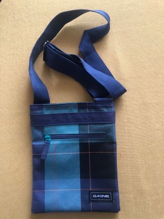 Dakine - Umhänge-Täschli - NEU (evtl. Handytasche?)