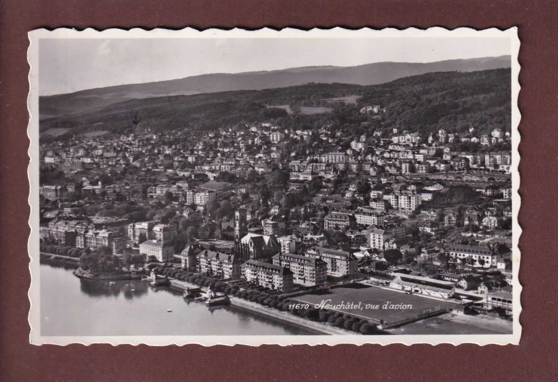 Cartoline postali: NEUCHÂTEL vu d'avion - 1950 – Usato da Pully venduto da nicecards