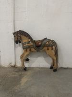 Cheval de carrousel ancien en bois sculpté peint à la main