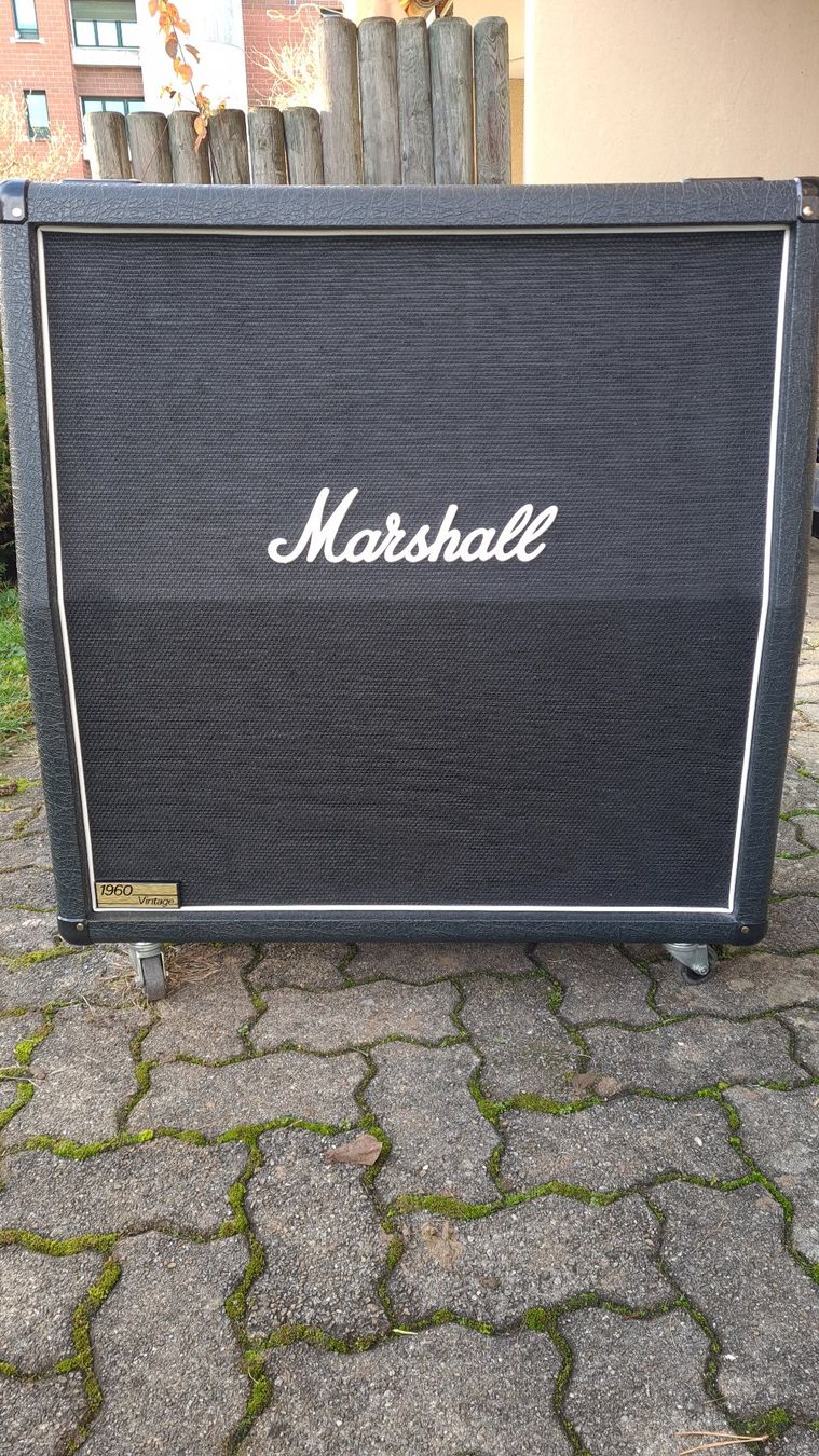 Marshall Casse acustiche: Marshall 1960 AV 412 angled Cabinet 4x12 – Usato da Uster venduto da bobnemet