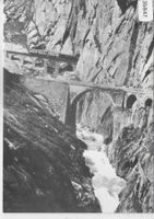 SchB-Zug aus der Teufelswand ausfahrend - Andermatt