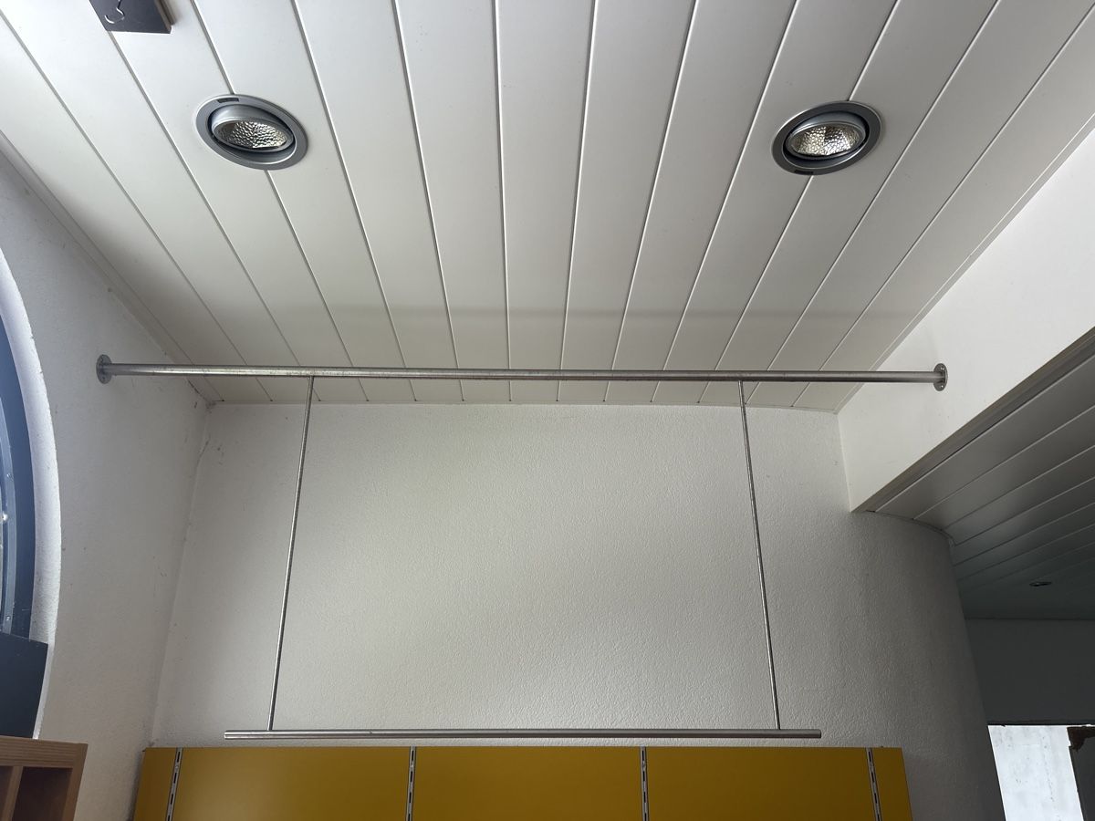 Schränke: Metall Stange - Ideal für Laden oder Kleiderschrank – Gebraucht aus Mörschwil von philmensa