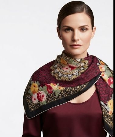 Foulard carré  soie motif floral rouge noir
