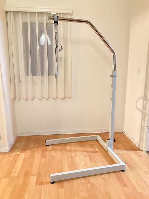 Sonstige Dekorationen & Accessoires: Potence de lit sur pied réglable – Gebraucht aus Givrins von phi_kdn6 1
