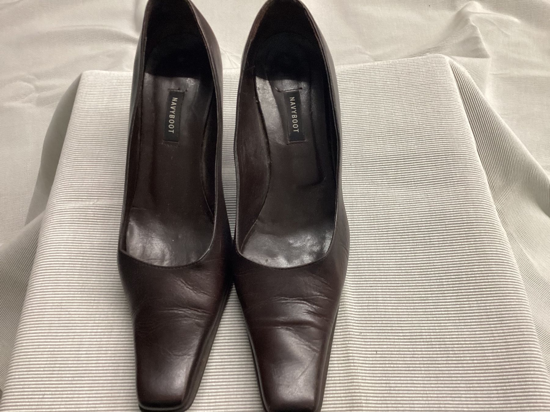 Navyboot Scarpe da donna: Navyboot, fast neue braune Pumps, Schuhe, Leder  Gr. 40 – Usato da Gümligen venduto da Primeselection 2