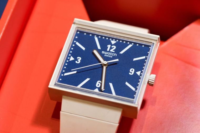 Swatch Orologi: Swatch neuve 39 % WHAT IF...TARIFFS? – Nuovo e nell'imballaggio originale da Ecublens VD venduto da mar_qw6r