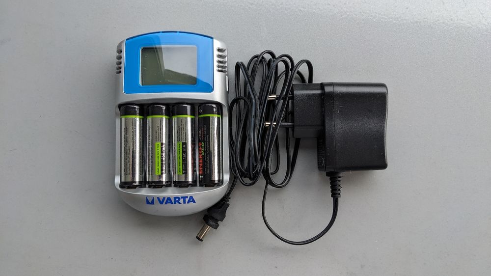 VARTA Akku Ladegerät LCD Display für AA/AAA Akkus inkl. Akku (Gebraucht ...