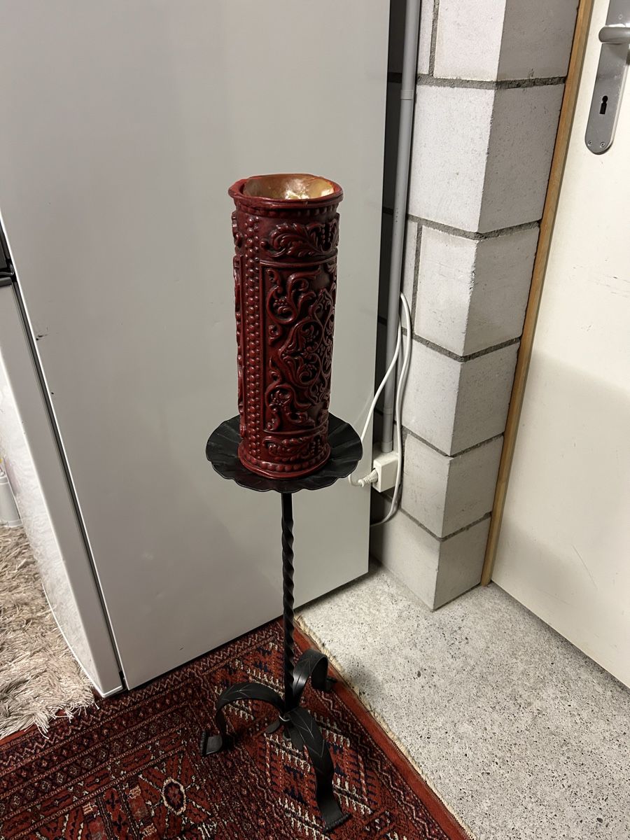 Portacandele: Kerzenständer, Metall mit mit Kerze,Höhe 93 cm. – Usato da Lanzenhäusern venduto da vic63