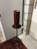 Kerzenständer, Metall mit mit Kerze,Höhe 93 cm.