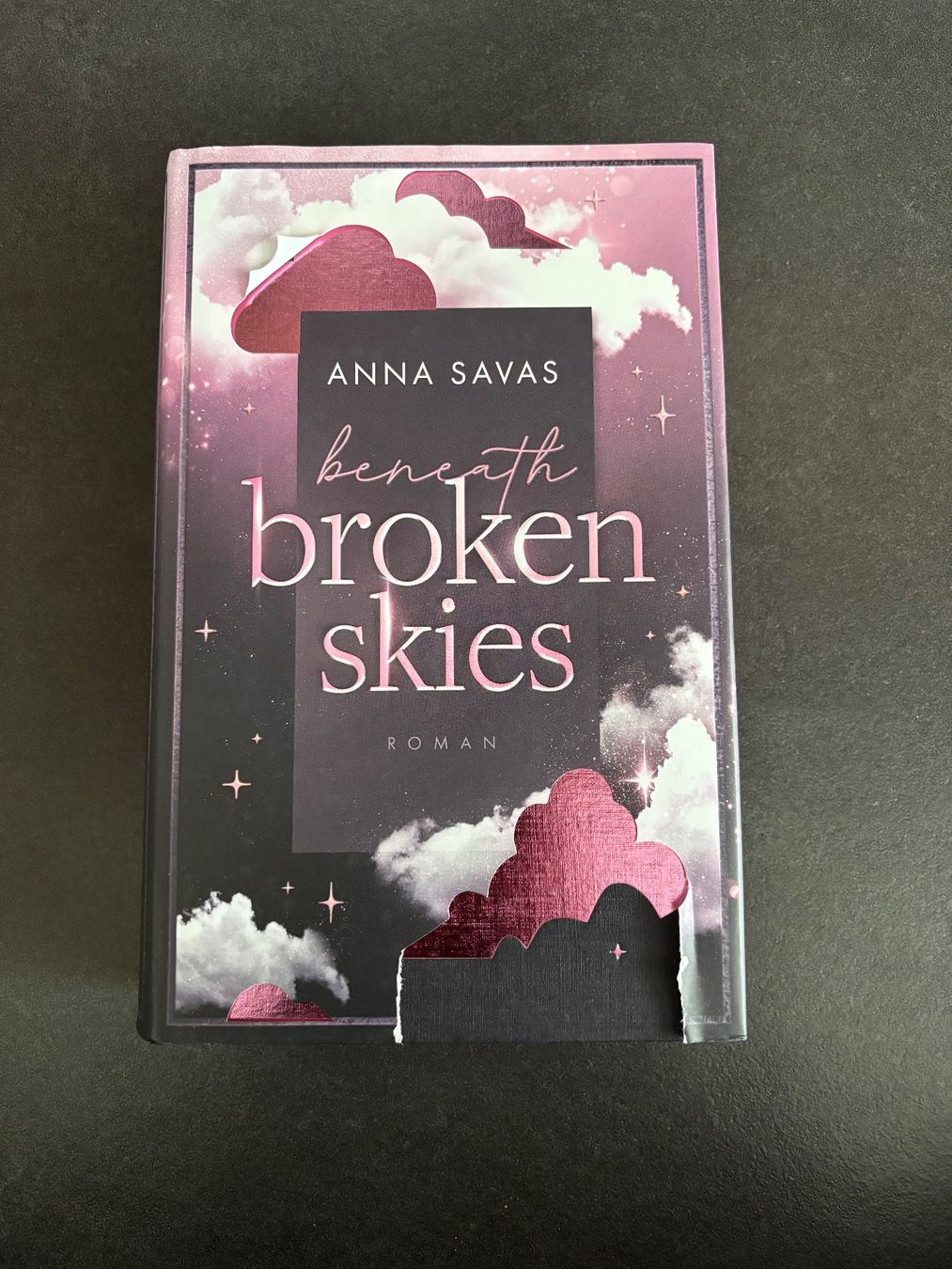 Bücher: Beneath Broken Skies, Anna Savas – Gebraucht aus Gunzwil von TanjaR04