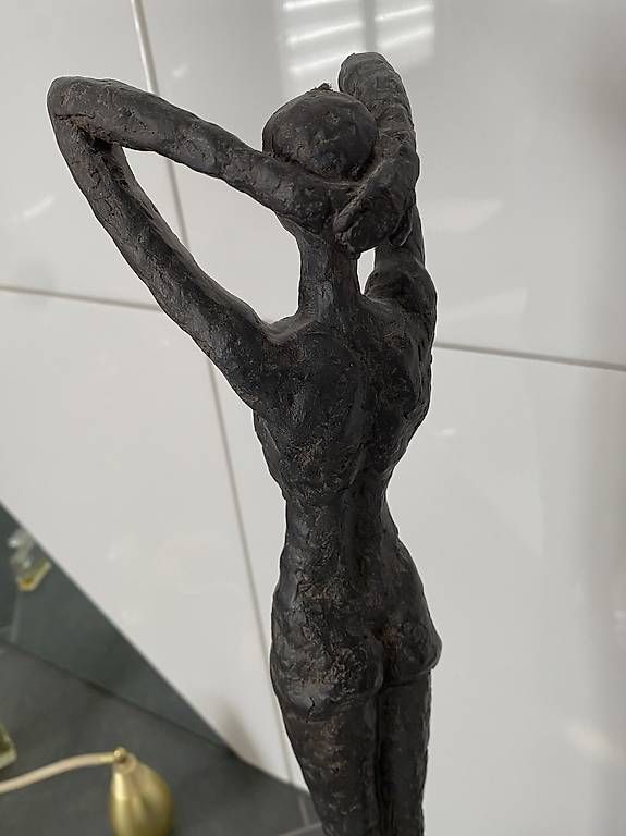 Skulpturen & Statuen: Elegante Skulptur "Anmut" – Gebraucht aus Lüchingen von ebkaufsuche 1
