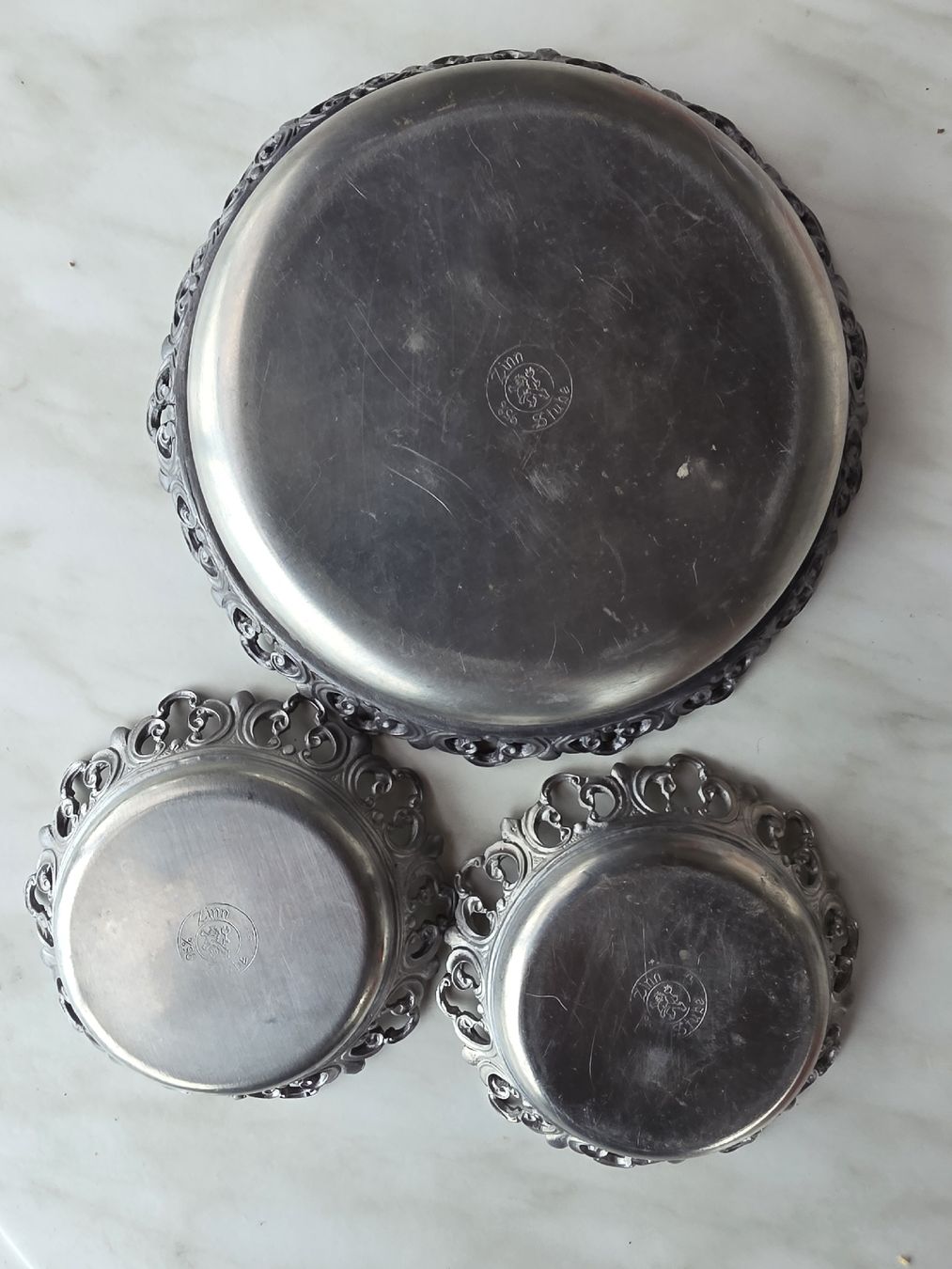 Set di piatti: Vintage Pewter Set. – Usato da Hinwil venduto da Ehretstock8 2