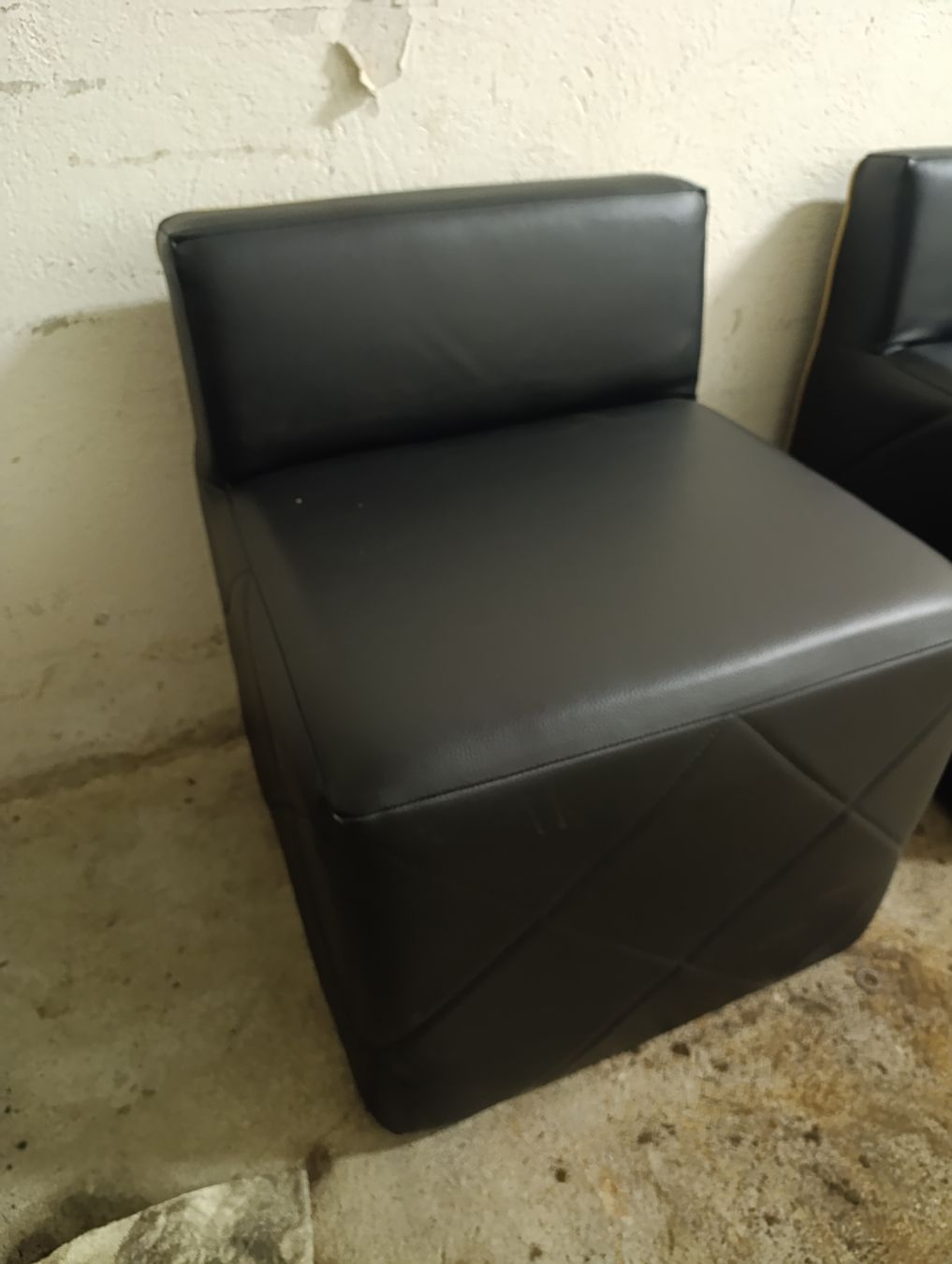 Hocker: Kunstleder Stuhl/Hocker Nr.3 – Gebraucht aus Romanshorn von dav_h2lv 2
