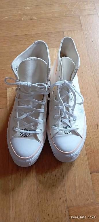Converse Scarpe da donna: Converse All Star blanches à motif brodé ? édition limitée – Usato da Ecuvillens venduto da n.aissaoui