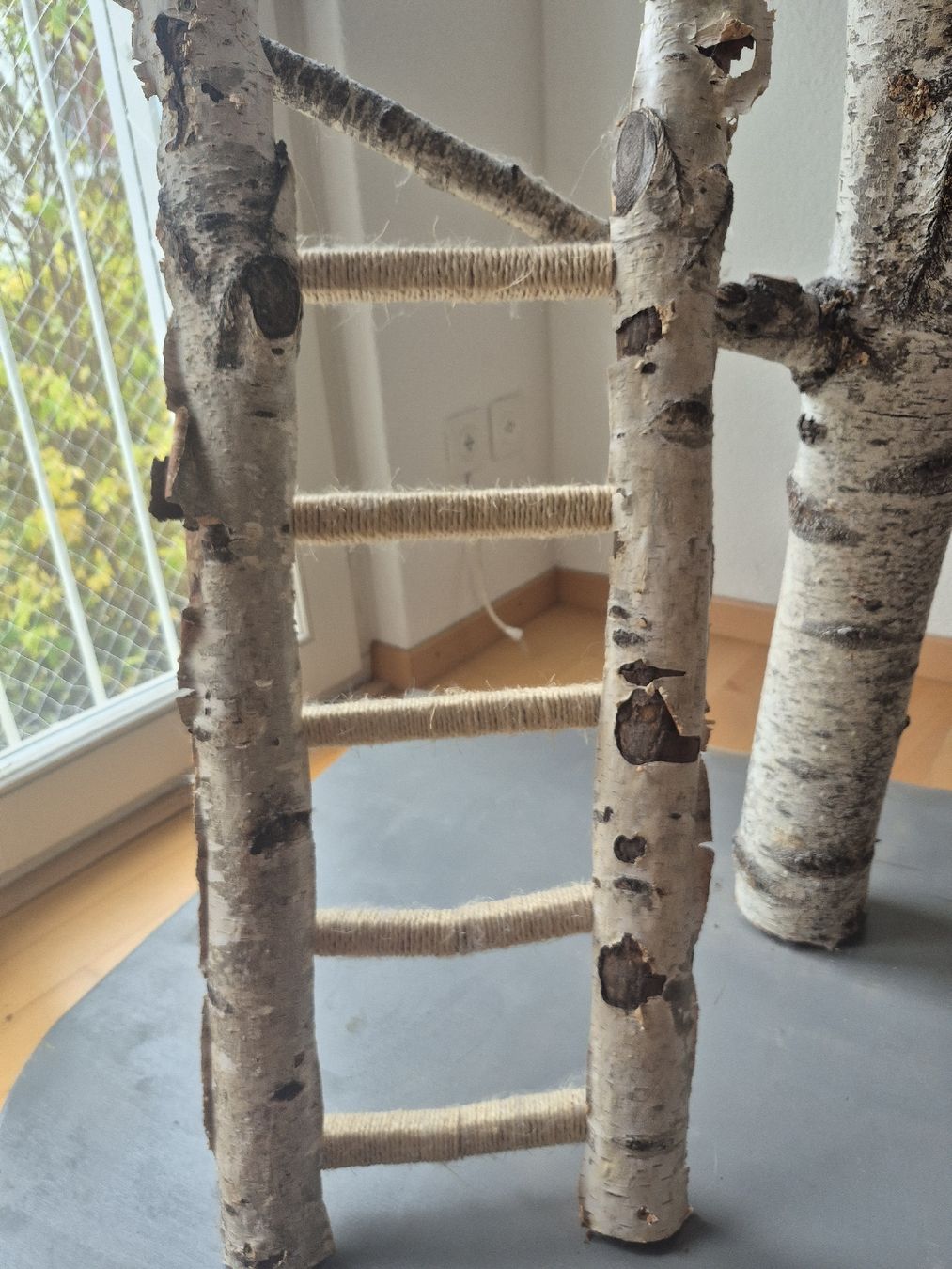 Kratzbaum aus Birkenholz, neuwertig, stabil und kuschelig! (Gebraucht) in  Bonstetten fr CHF 50  nur Abholung auf Ricardo kaufen
