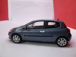 Renault Clio  05 in schönem grau - von Solido