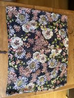 s.Oliver Schal, Dunkelblau mit Blumenmuster, Sommer-Look