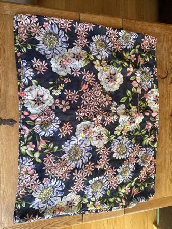 s.Oliver Schal, Dunkelblau mit Blumenmuster, Sommer-Look