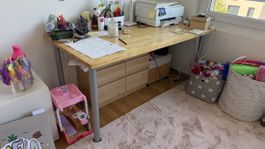 Schreibtisch/Pult grosse Arbeitsfläche