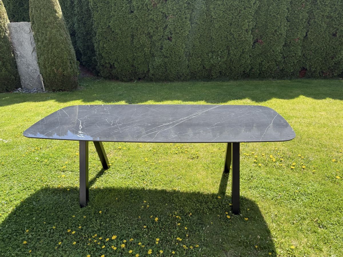 Tables: schwarzer Marmortisch – D'occasion à Kefikon TG par drilonmulaj