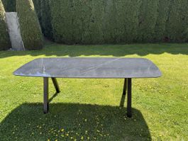 schwarzer Marmortisch