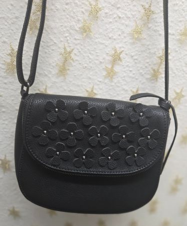 Schicke, kleine Umhängetasche, schwarz mit Blumenmuster.