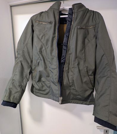 Olivgrüne Damen Motorradjacke mit Rückenprotektor, Grösse M