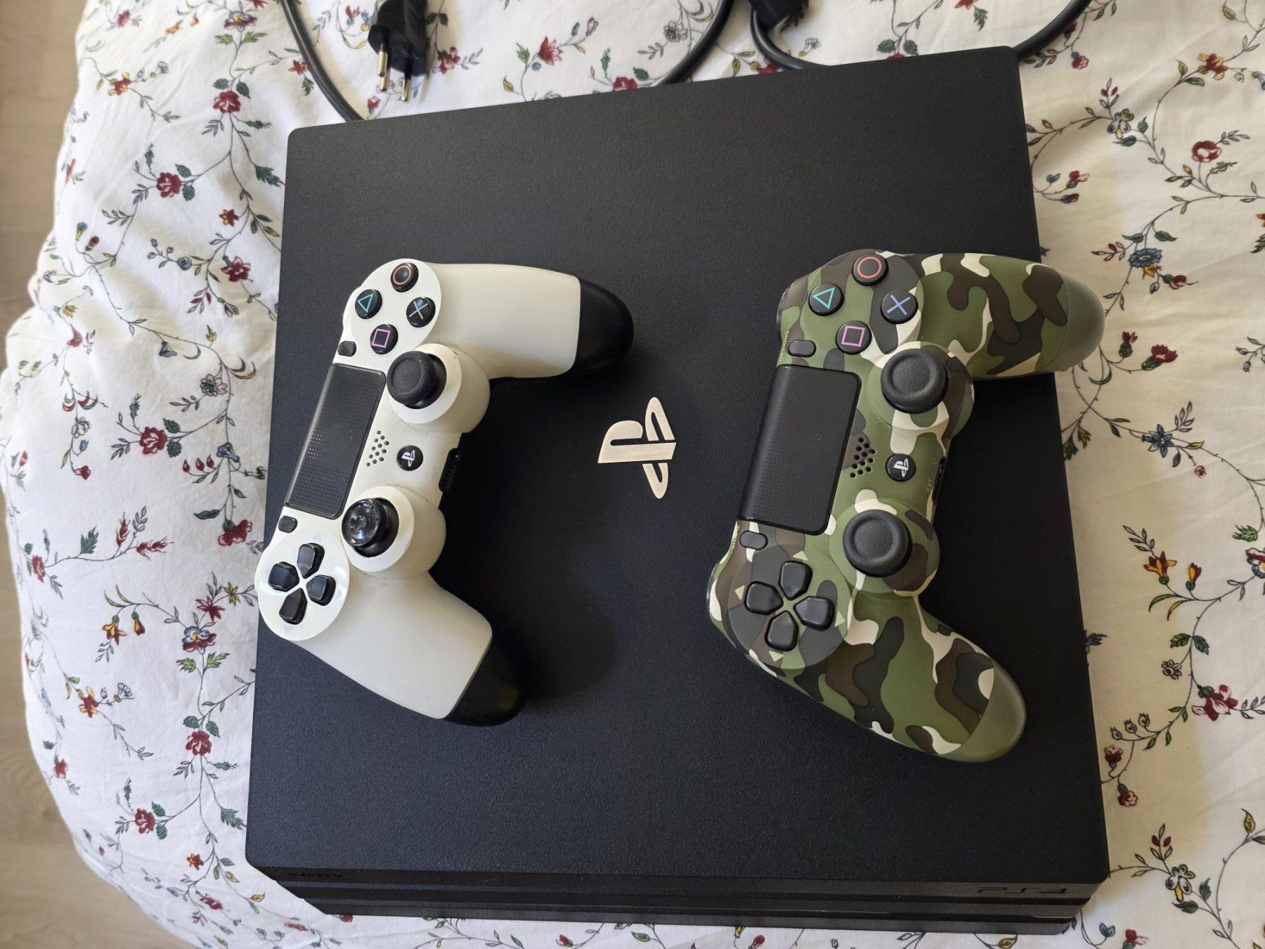 Sony Console: PlayStation 4 PRO  avec 2 manettes – Usato da Neuchatel venduto da StevChamb110 4