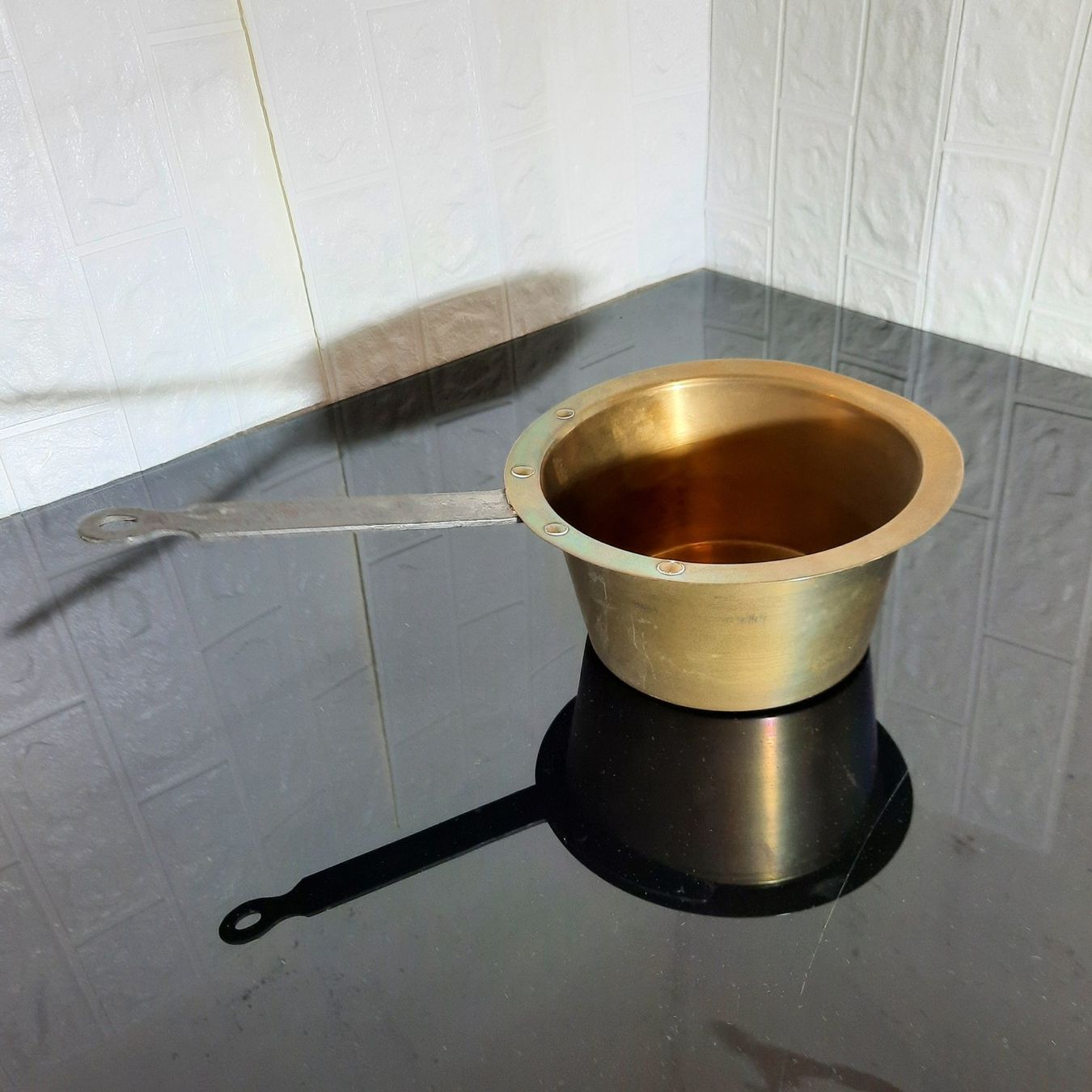 Casseroles: Sehr robuster Kaminkochtopf aus Messing – D'occasion à Unterägeri par Altgoldschmuck