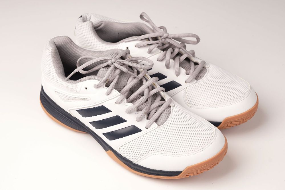 Adidas Turn/Hallenschuhe 42 2/3 neuwertig (Neu (gemäss Beschreibung