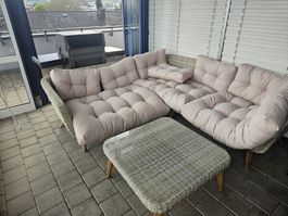 Gartenlounge mit Tisch