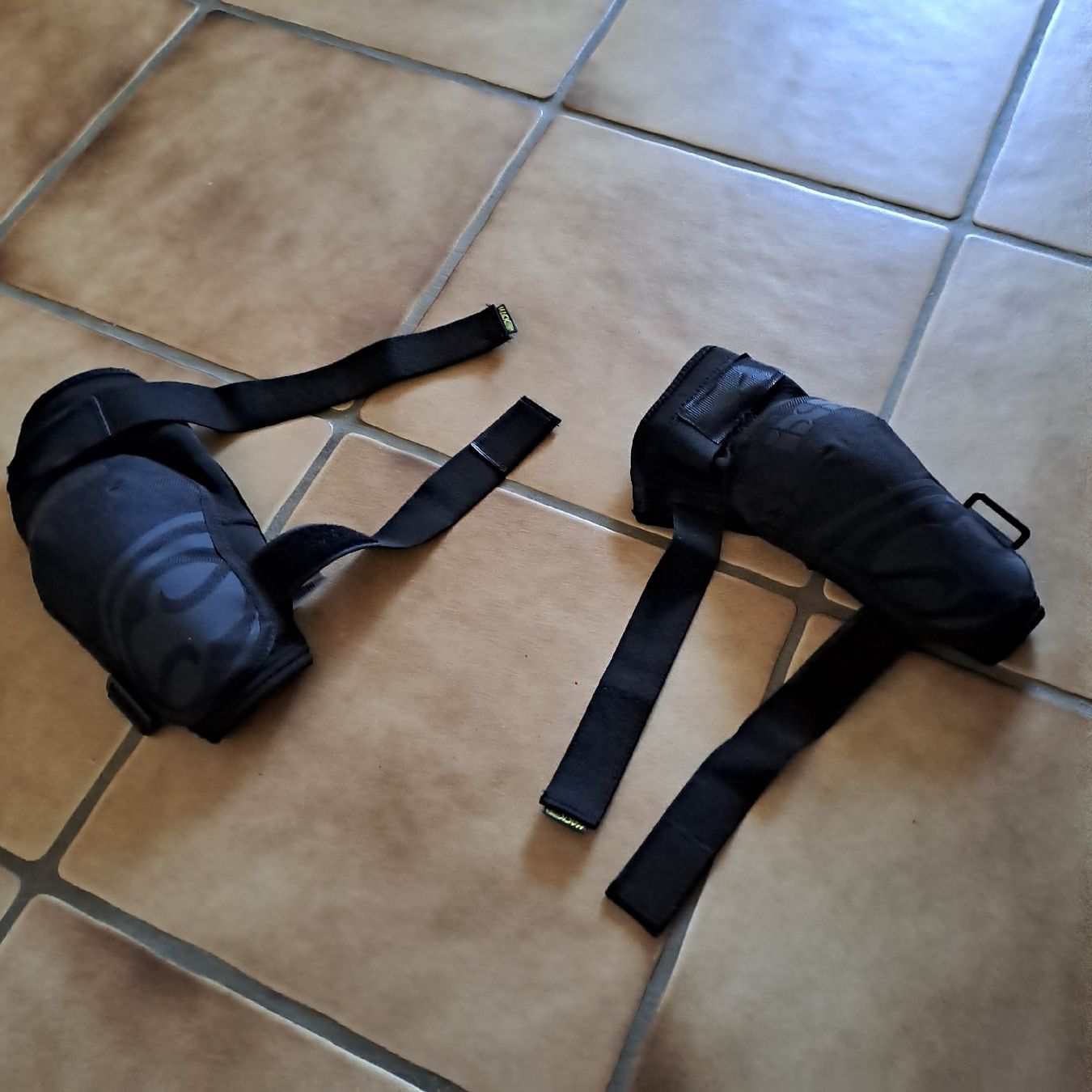 IXS Protezioni & Imbottiture: Knieschoner Schwarz – Nuovo (secondo la descrizione) da Thierachern venduto da lukwill 2
