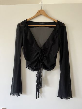 Schwarzes Spitzen-Crop-Top mit Rüschen 