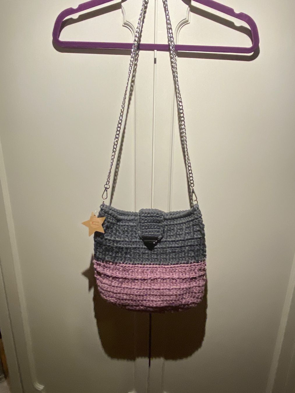 Taschen für Damen: HANDTASCHE MIT SILBERKETTE,HANDGESTRICKT – Neu und originalverpackt aus Meienried von ManuelaBoutique 1