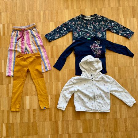 Mädchen Kleider-Set Gr. 104-110 (5 Teile) Top Zustand