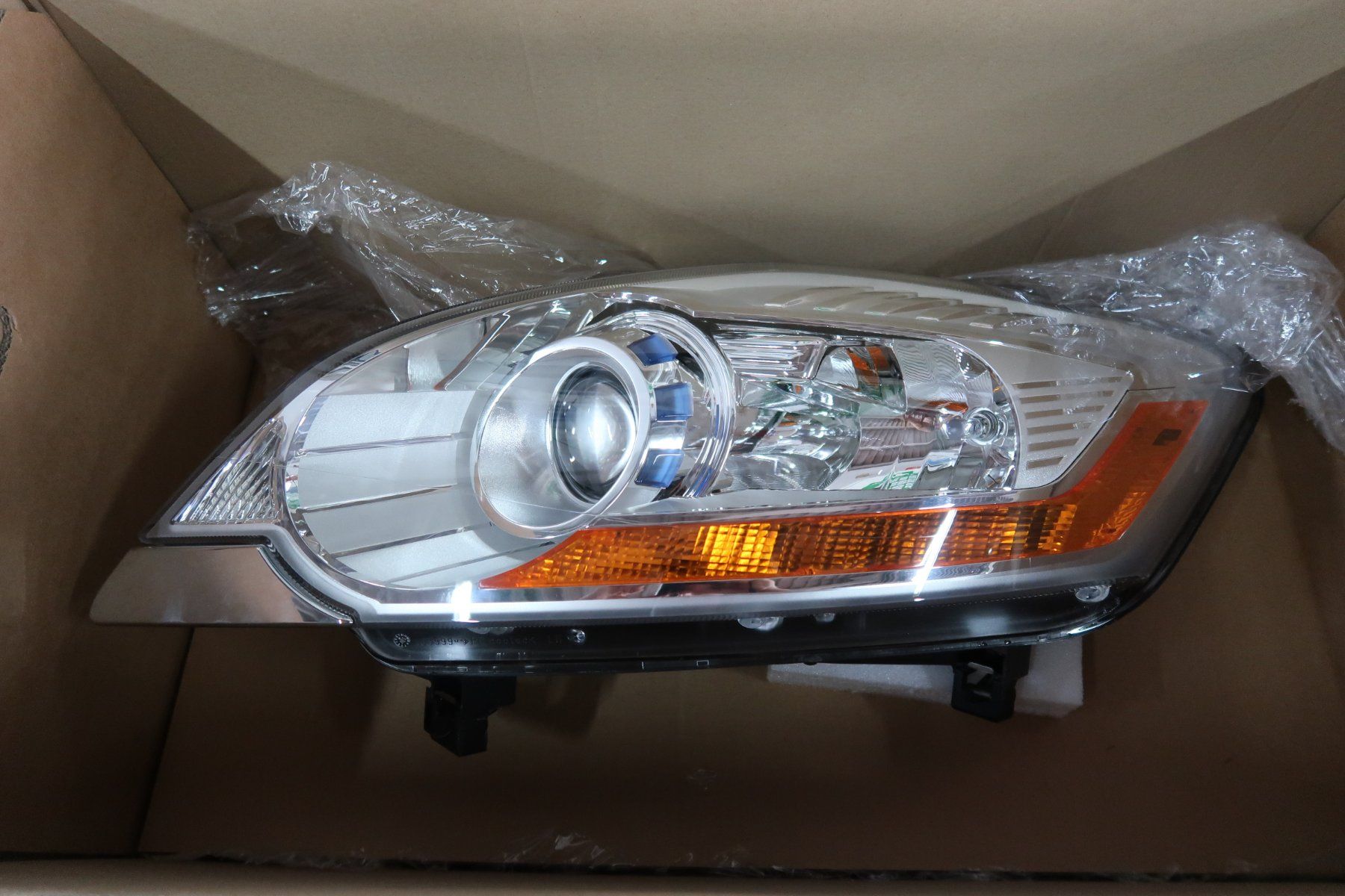 Ford Scheinwerfer: Scheinwerfer vorne links Ford Kuga 1751449 – Neu und originalverpackt aus Büsingen von garagealtmann