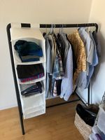 Mobile Garderobe mit Fachregister