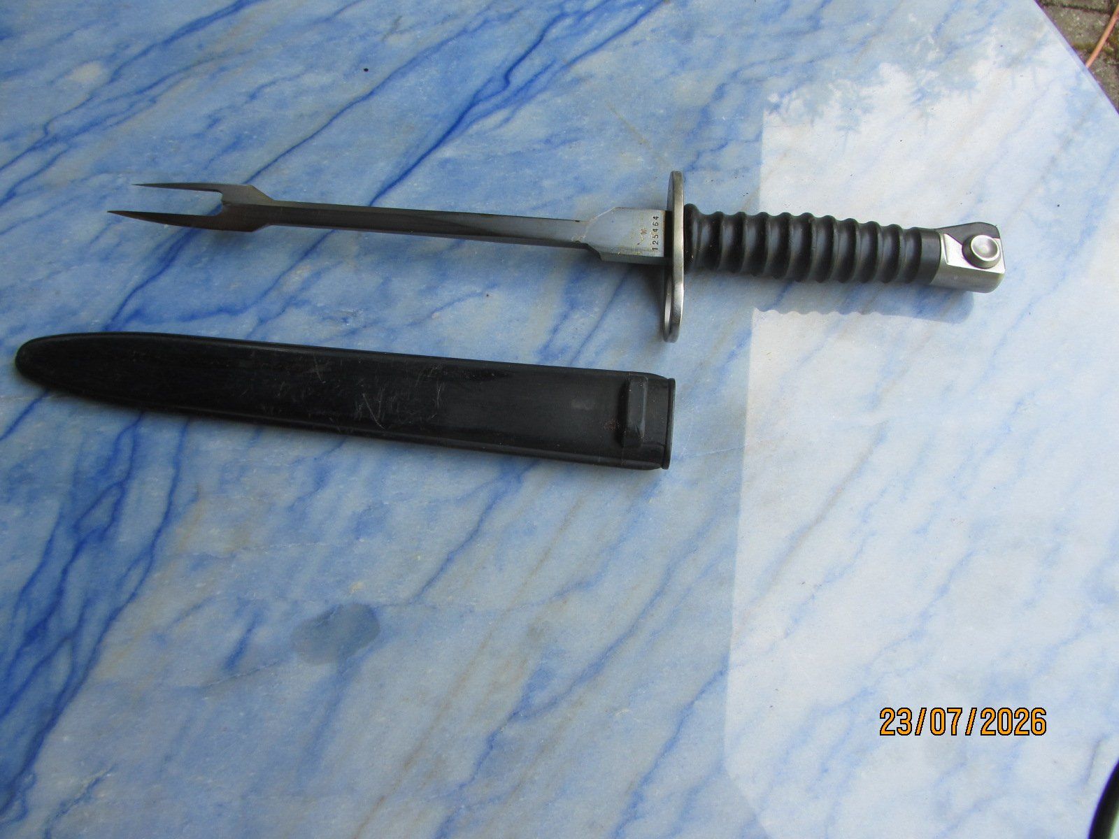 Schweizer Armee Armi bianche: Bajonett Grillgabel 57 mit Scheide – Usato da Boll venduto da Huweli