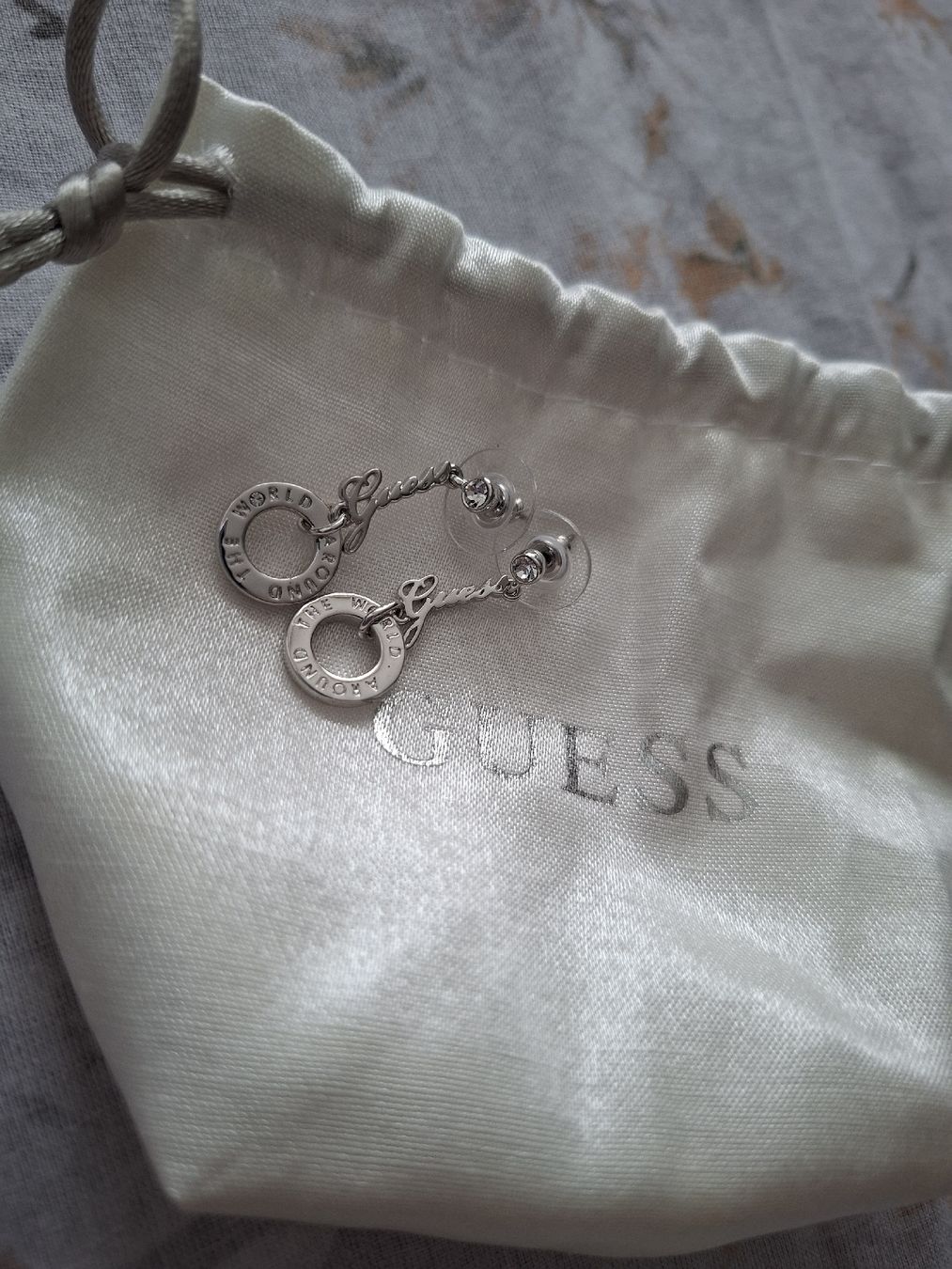 Guess Orecchini pendenti & Orecchini a lobo: Ohrhänger Guess silberfarben mit Beutel – Nuovo e nell'imballaggio originale da Zürich venduto da E_BI