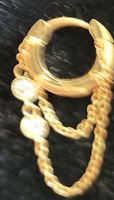Eleganter goldfarbener Ohrring mit Strass - Neuwertig!