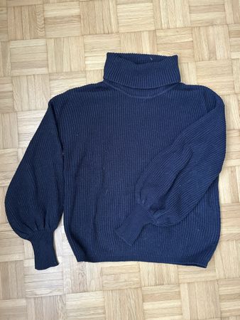 Dunkelblauer Rollkragen-Strickpullover