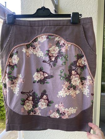 Schöner neuwertiger Jupe in Grösse S mit Blumenmuster